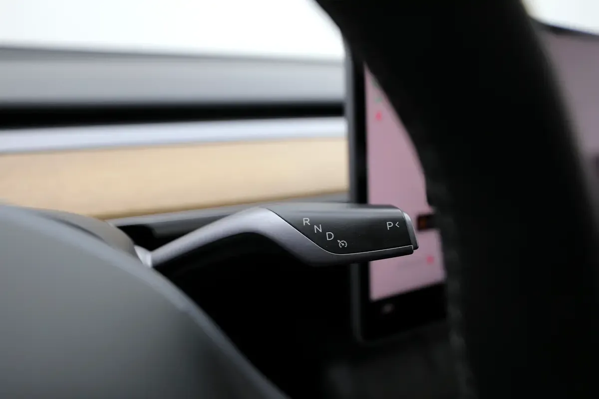 Tesla Model Y AT (299 حصان) - 10