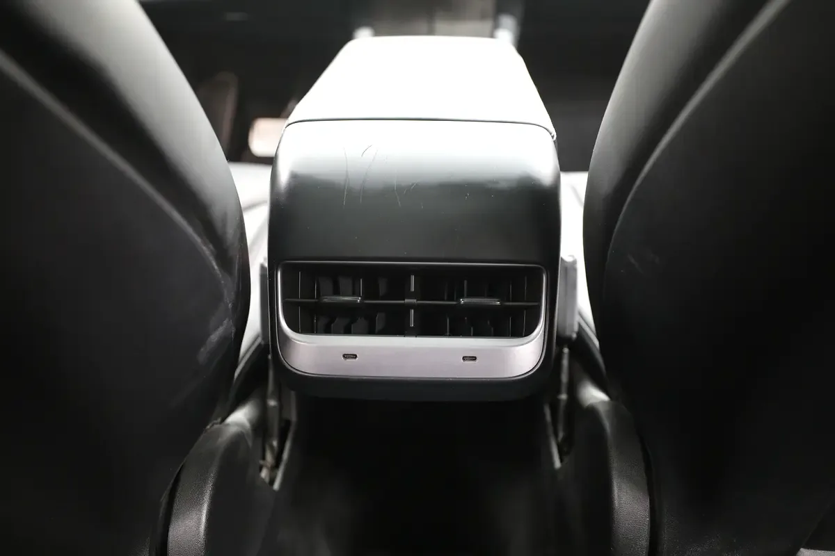 Tesla Model Y AT (299 حصان) - 13