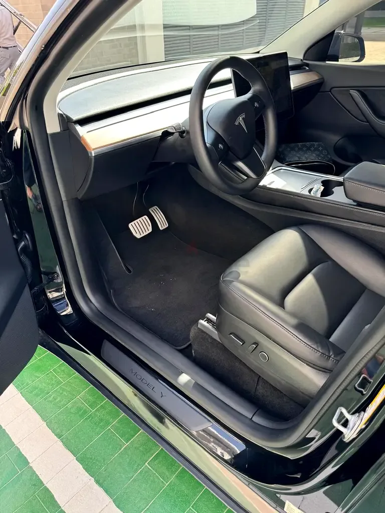 Tesla Model Y AT (299 حصان) - 10