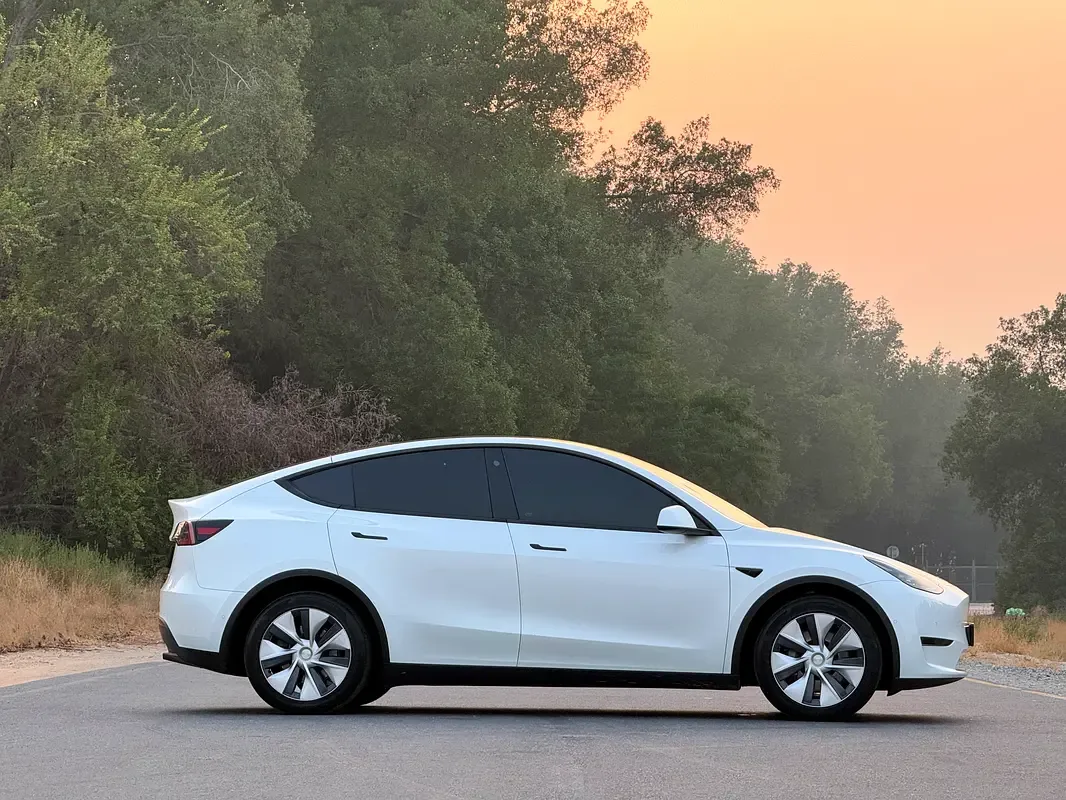 Tesla Model Y AT 4WD (345 حصان) - 3