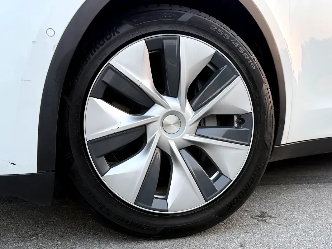 Tesla Model Y AT 4WD (345 حصان) - 10