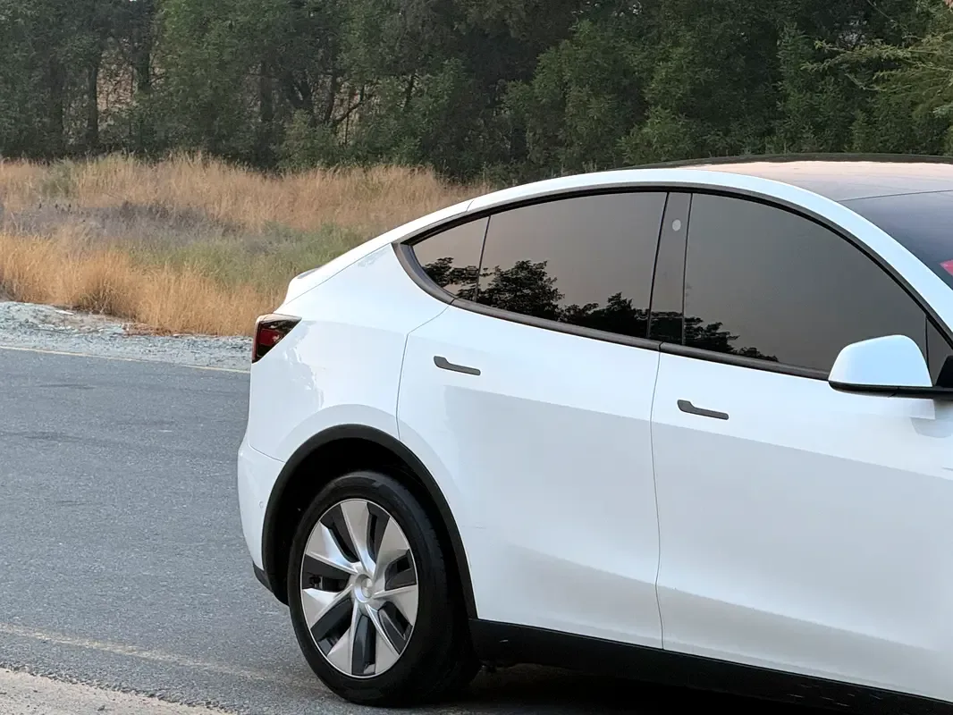 Tesla Model Y AT 4WD (345 حصان) - 8