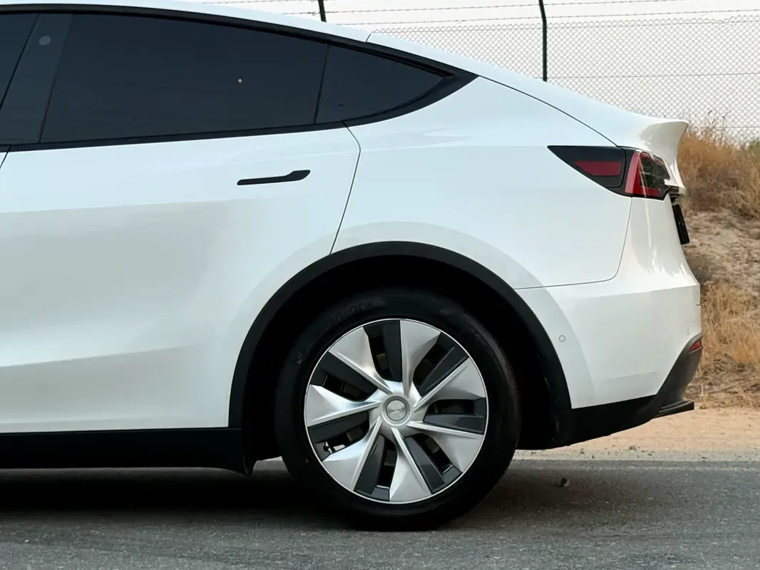 Tesla Model Y AT 4WD (345 حصان) - 12