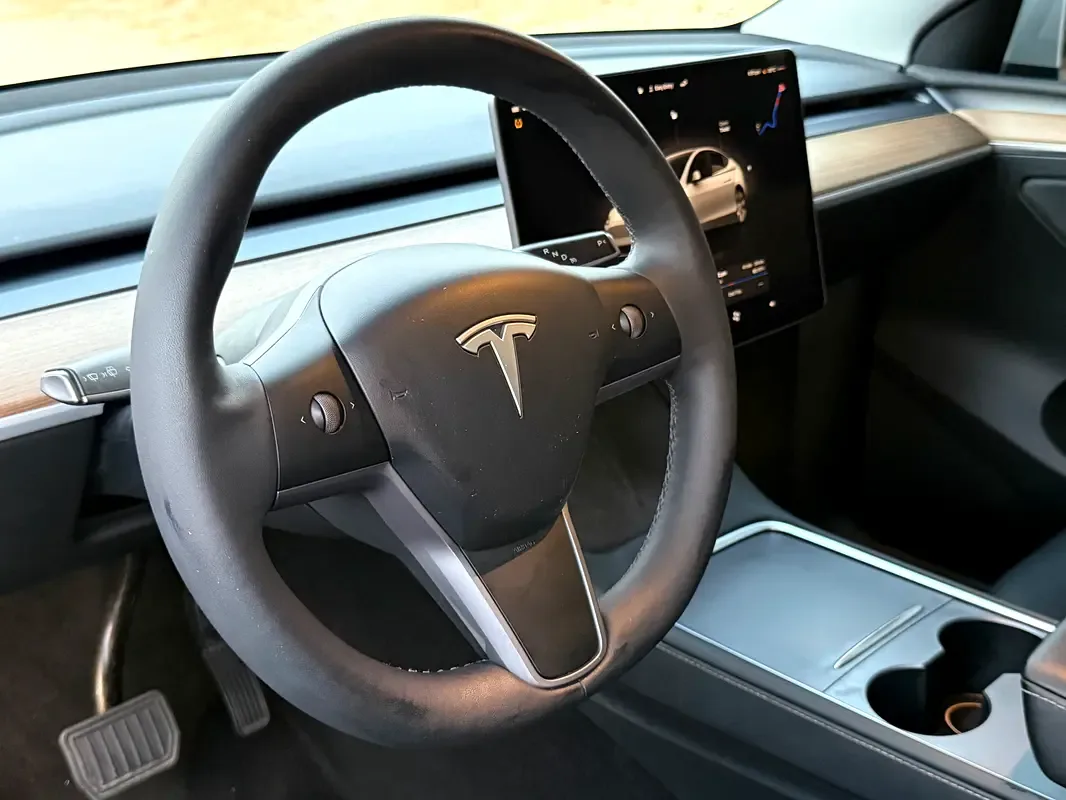 Tesla Model Y AT 4WD (345 حصان) - 13