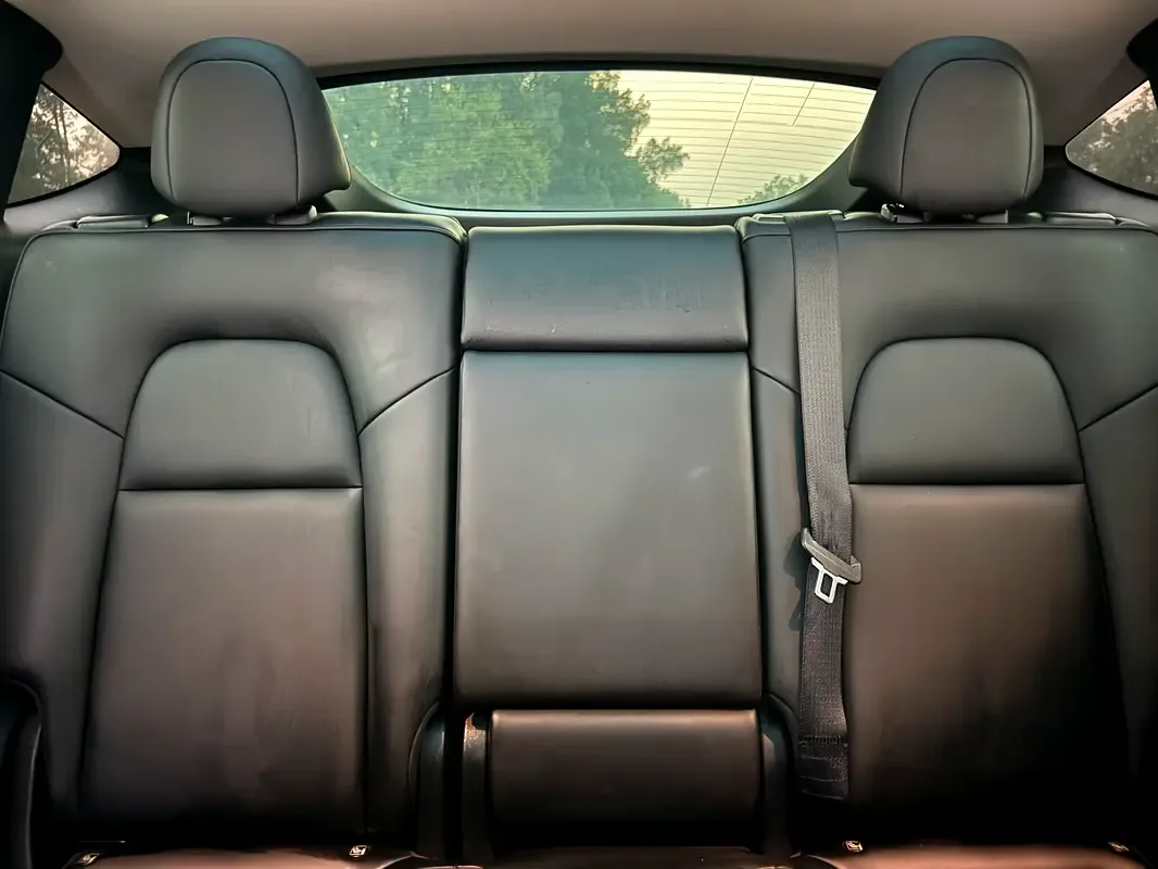 Tesla Model Y AT 4WD (345 حصان) - 16
