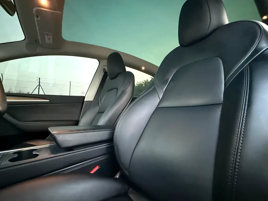Tesla Model Y AT 4WD (345 حصان) - 14