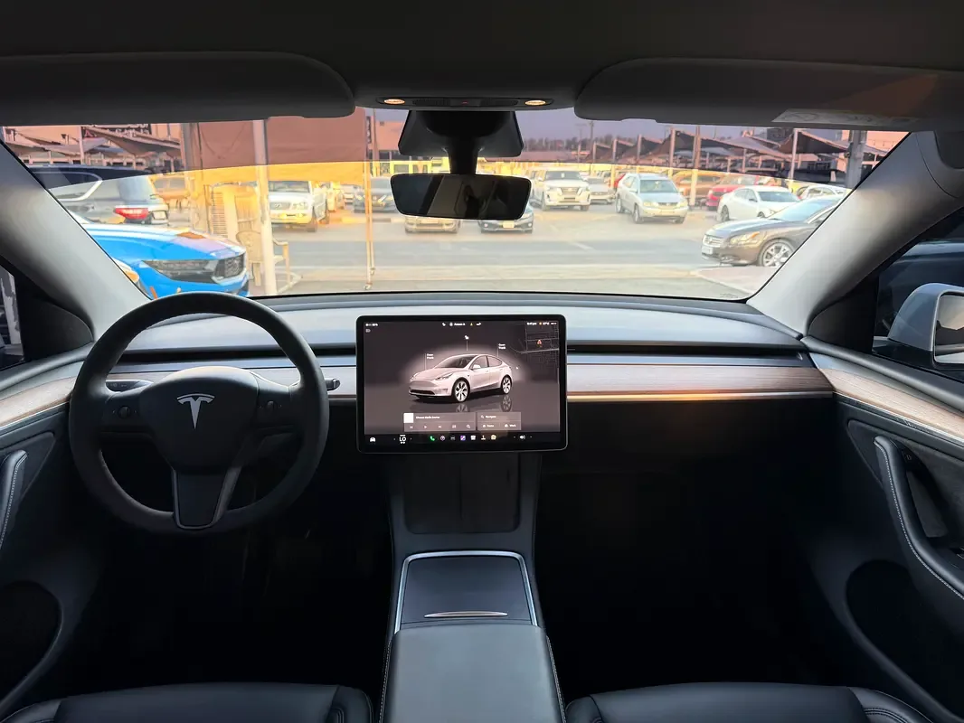 Tesla Model Y AT 4WD (345 حصان) - 5