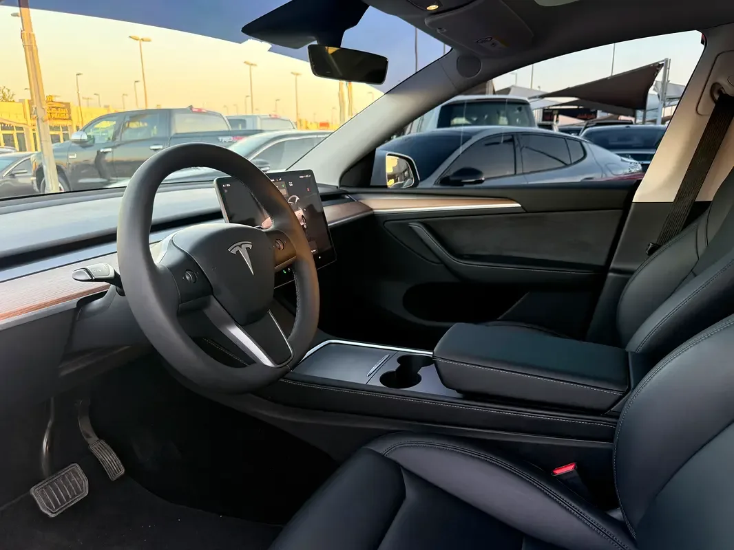 Tesla Model Y AT 4WD (345 حصان) - 7
