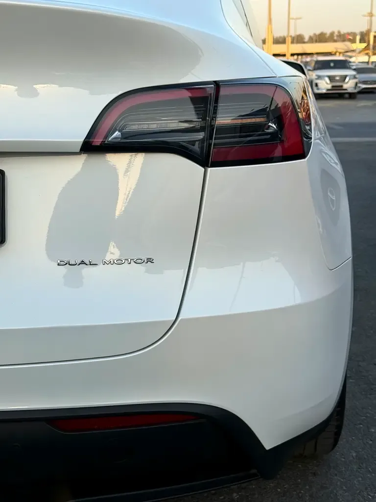 Tesla Model Y AT 4WD (345 حصان) - 4