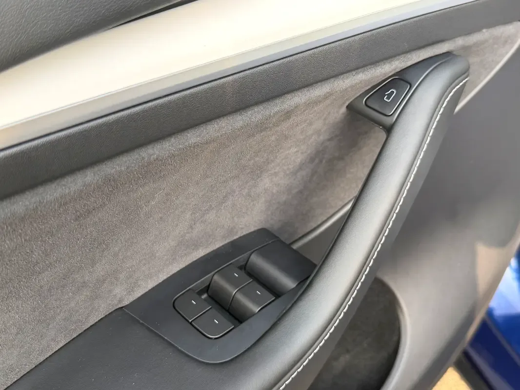 Tesla Model Y AT 4WD (345 hp) - 17