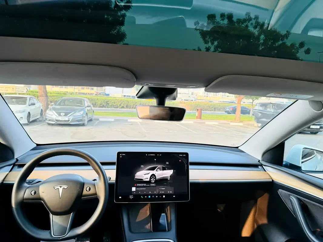 Tesla Model Y AT 4WD (345 حصان) - 10