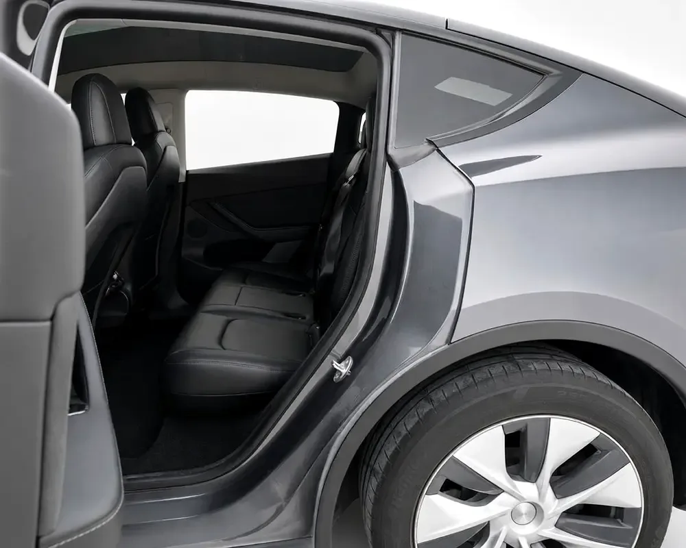 Tesla Model Y AT 4WD (345 حصان) - 15