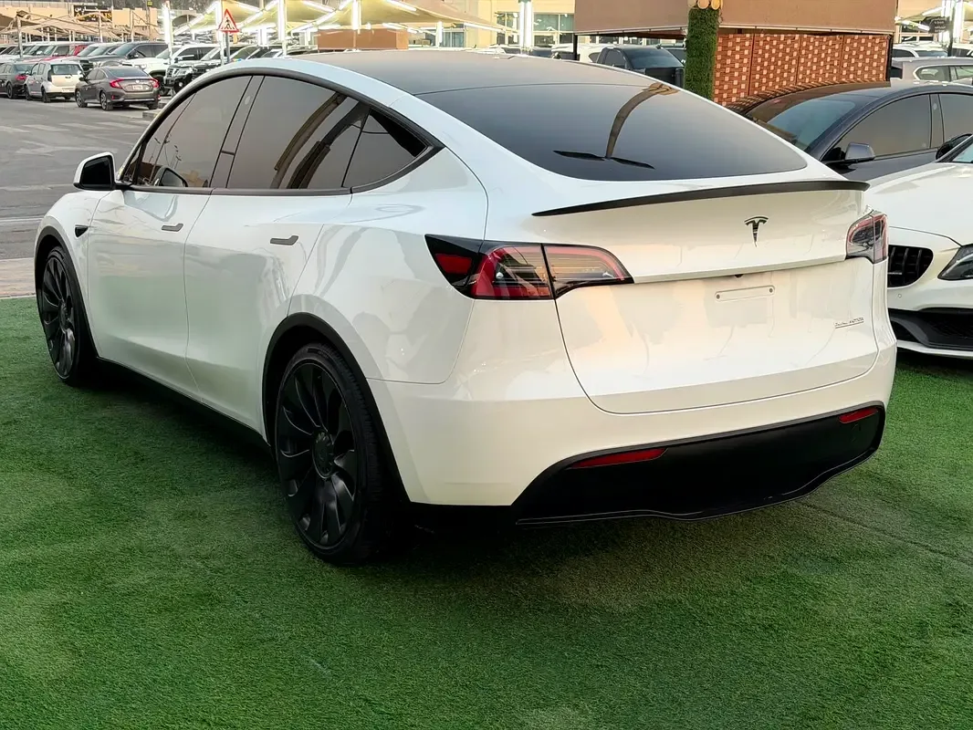 Tesla Model Y AT 4WD (345 حصان) - 4