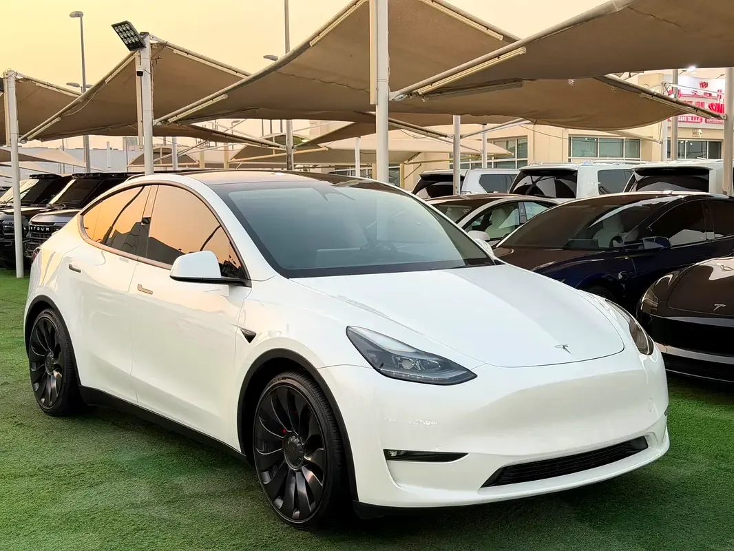 Tesla Model Y AT 4WD (345 حصان) - 2