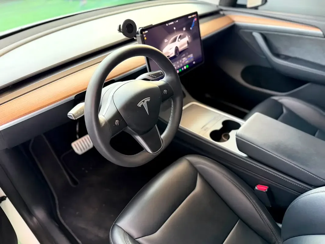 Tesla Model Y AT 4WD (345 حصان) - 8