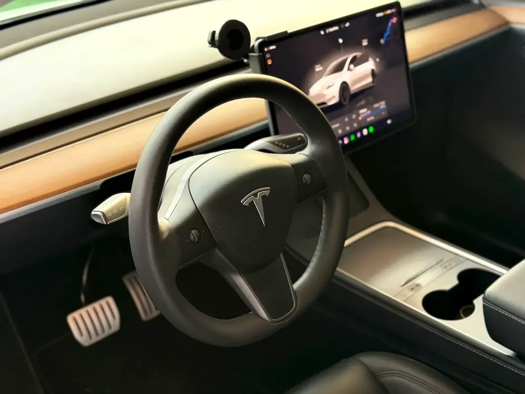Tesla Model Y AT 4WD (345 حصان) - 9
