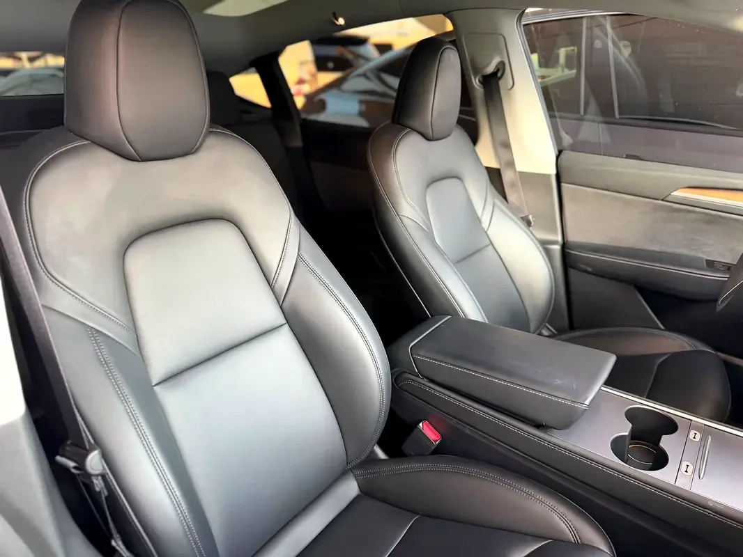 Tesla Model Y AT 4WD (345 حصان) - 10