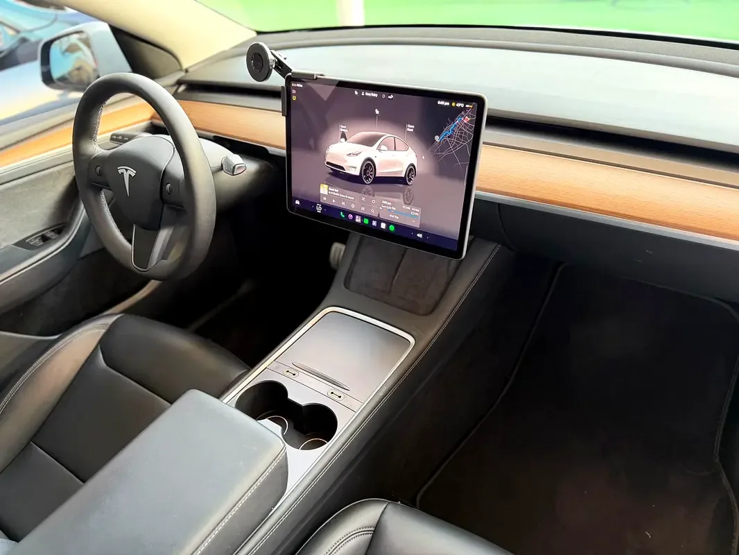Tesla Model Y AT 4WD (345 حصان) - 11