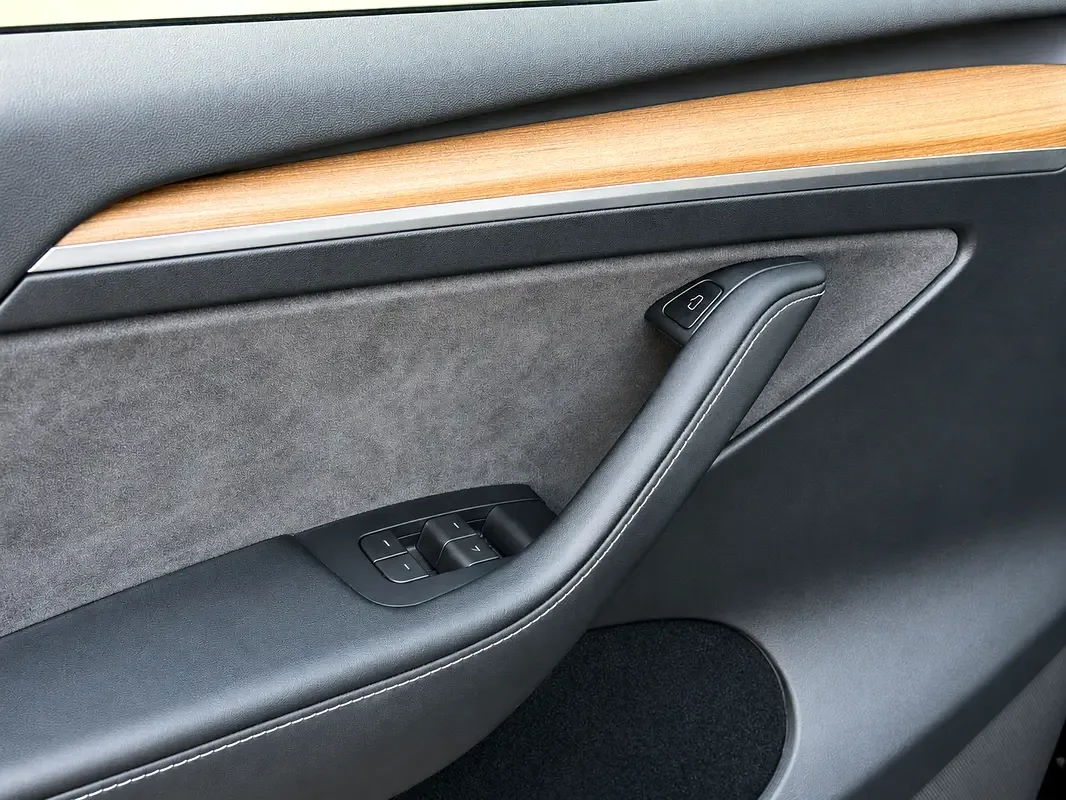 Tesla Model Y AT 4WD (345 hp) - 15