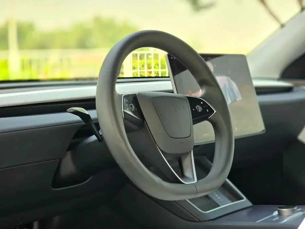 Tesla Model Y AT 4WD (345 حصان) - 5