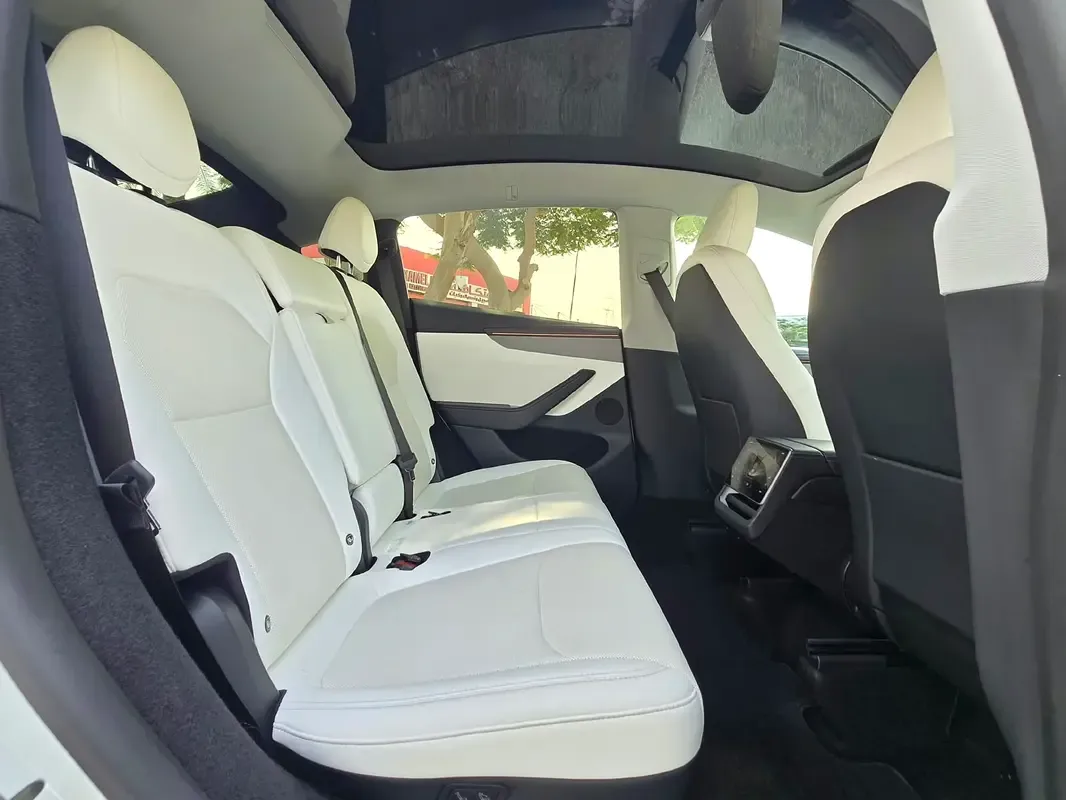 Tesla Model Y AT 4WD (345 حصان) - 8