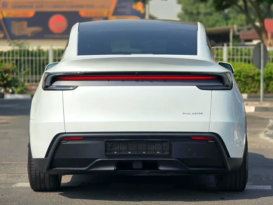 Tesla Model Y AT 4WD (345 حصان) - 13