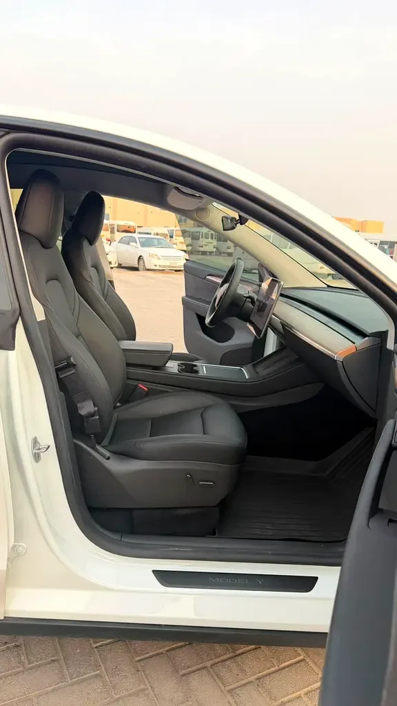 Tesla Model Y AT 4WD (450 حصان) - 5