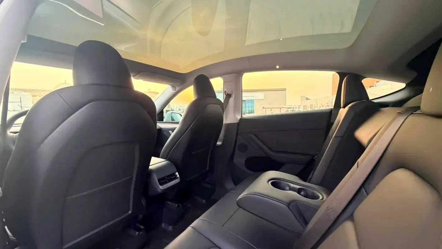 Tesla Model Y AT 4WD (450 حصان) - 8