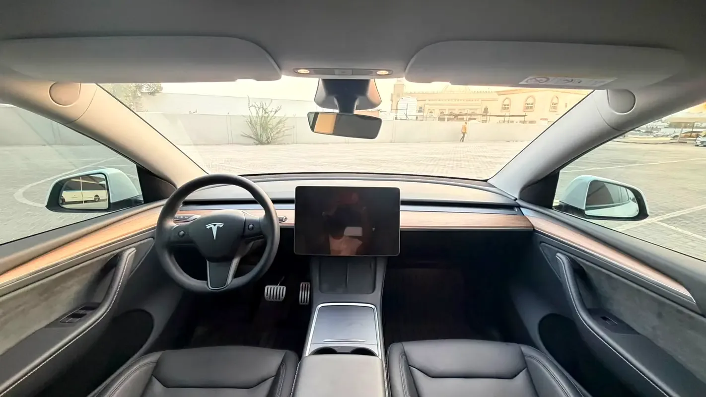 Tesla Model Y AT 4WD (450 حصان) - 9