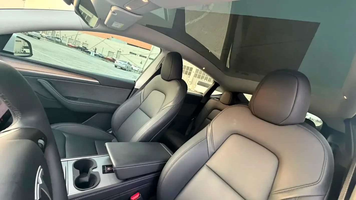 Tesla Model Y AT 4WD (450 حصان) - 11