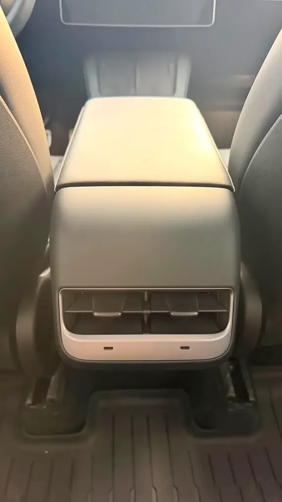 Tesla Model Y AT 4WD (450 حصان) - 12
