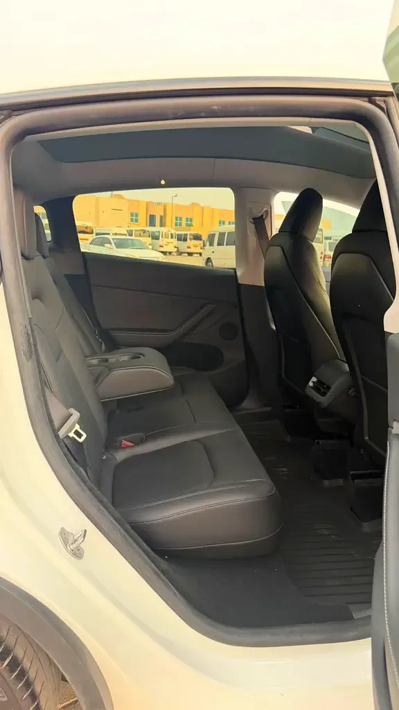 Tesla Model Y AT 4WD (450 حصان) - 10