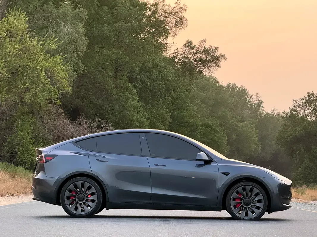 Tesla Model Y AT 4WD (534 حصان) - 3