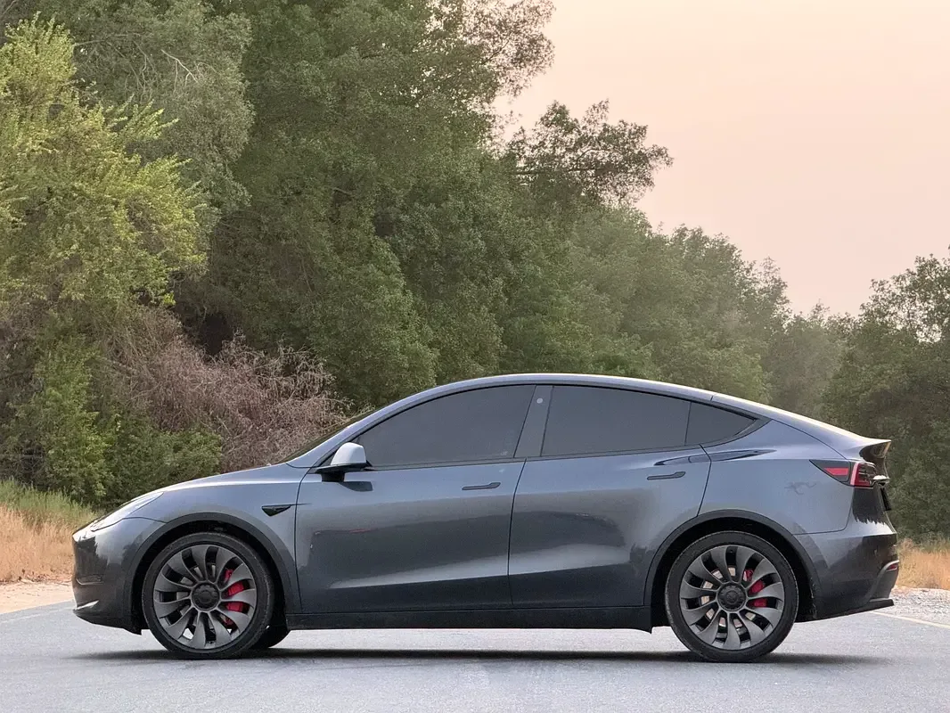Tesla Model Y AT 4WD (534 حصان) - 7