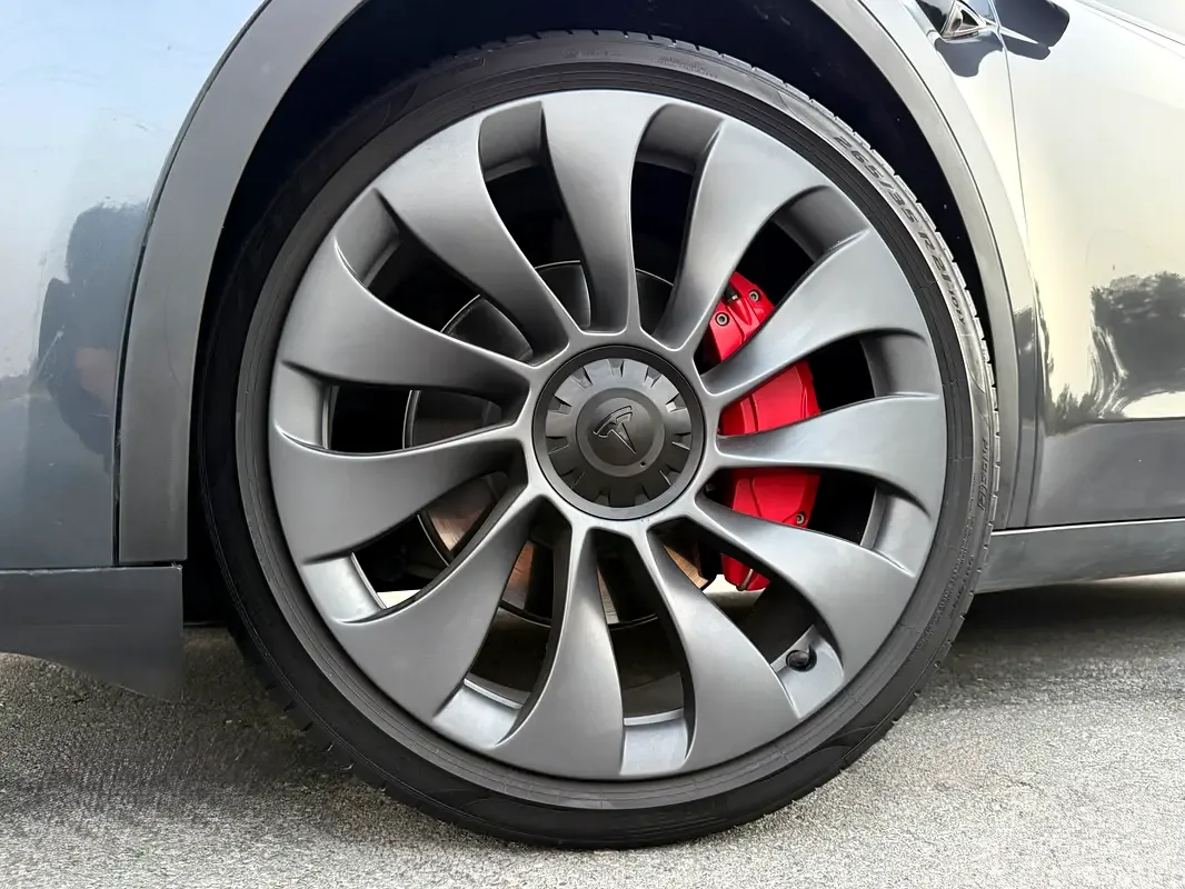 Tesla Model Y AT 4WD (534 حصان) - 10