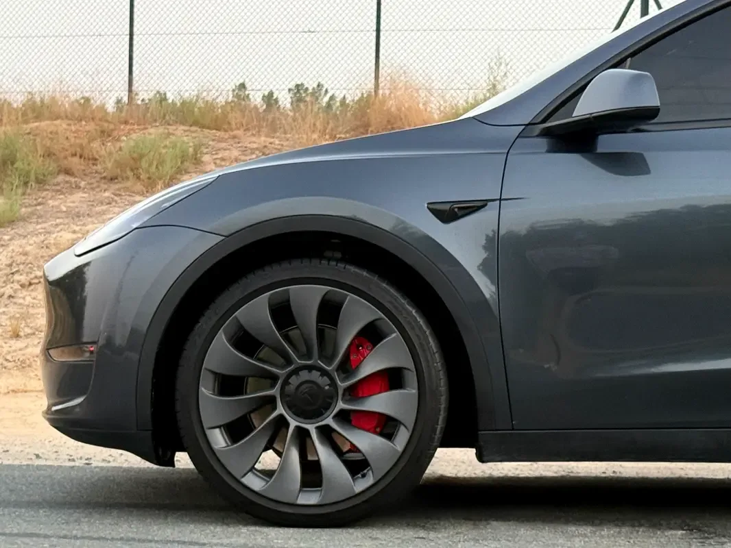 Tesla Model Y AT 4WD (534 حصان) - 11