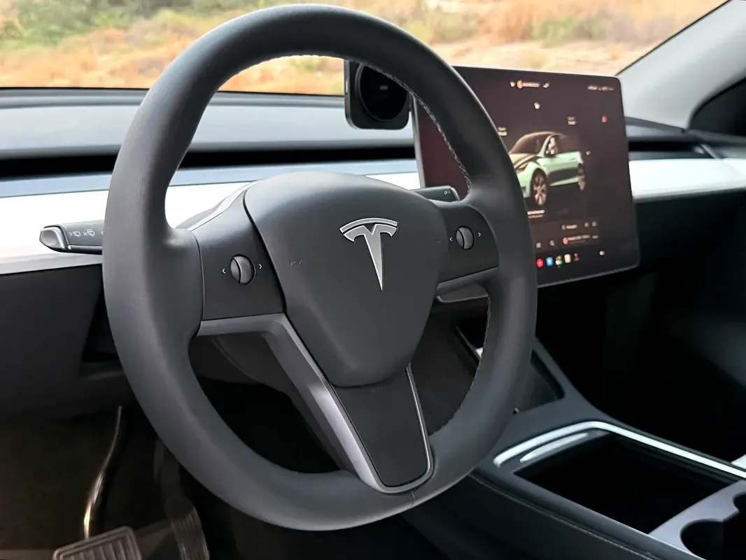 Tesla Model Y AT 4WD (534 حصان) - 12