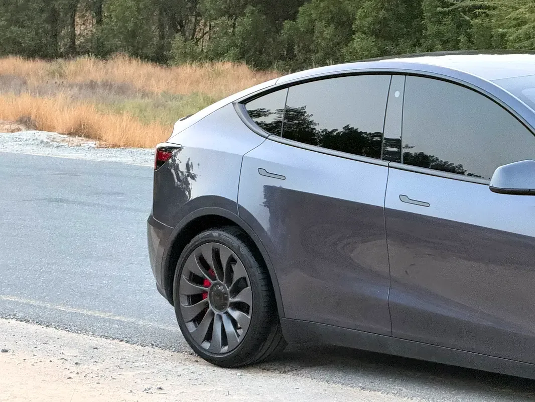 Tesla Model Y AT 4WD (534 حصان) - 9