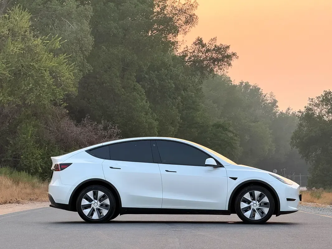 Tesla Model Y AT 4WD (534 حصان) - 4