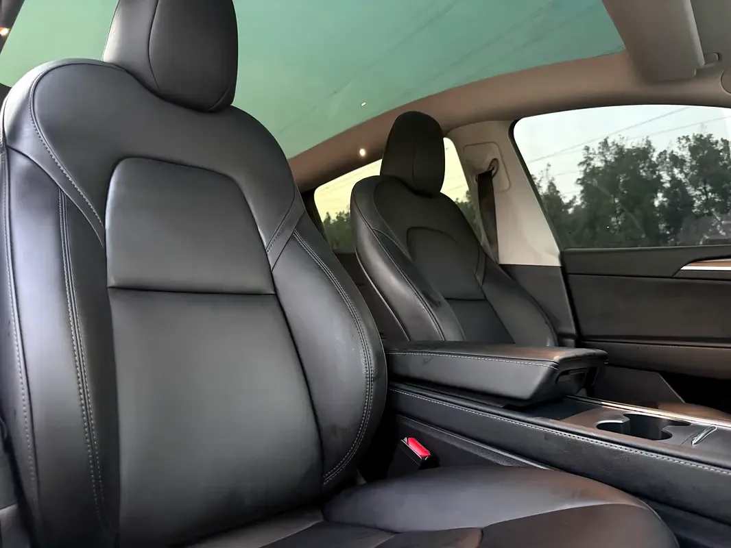 Tesla Model Y AT 4WD (534 حصان) - 17