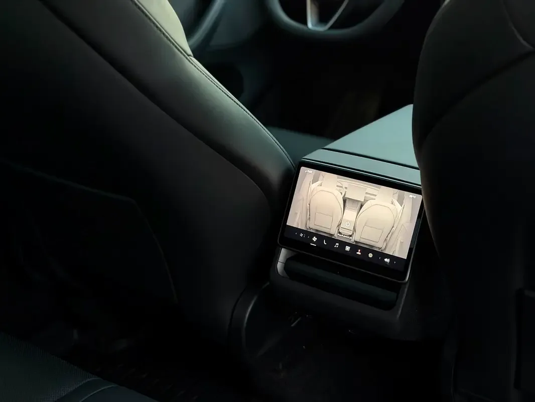 Tesla Model Y AT AWD (460 حصان) - 11