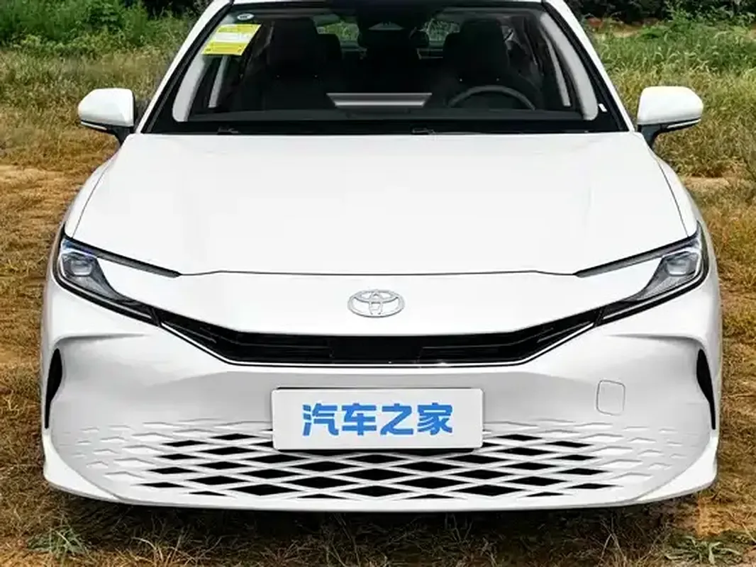 Toyota Camry 2.5 CVT (225 hp)