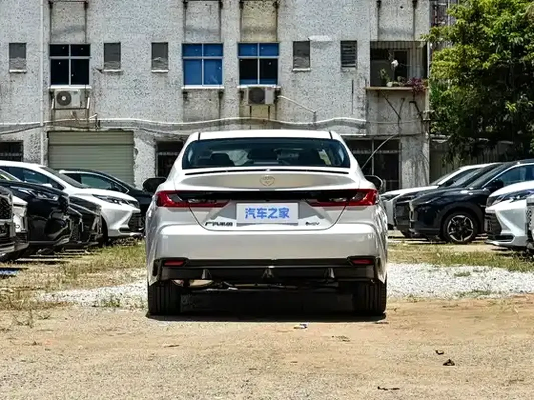 Toyota Camry 2.5 CVT (225 حصان) - 5