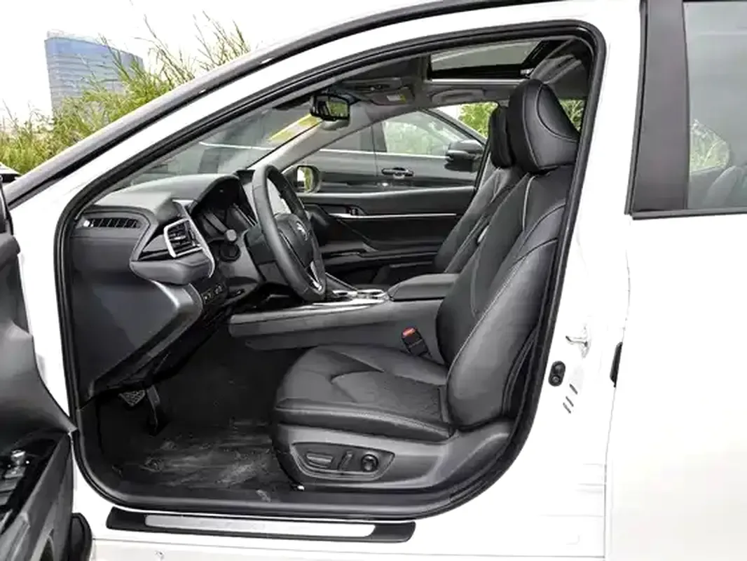 Toyota Camry 2.5 CVT (225 حصان) - 6