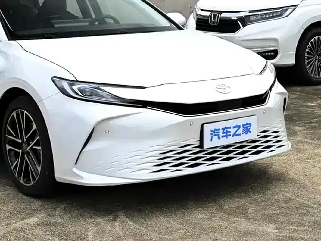 Toyota Camry 2.5 CVT (225 حصان) - 4
