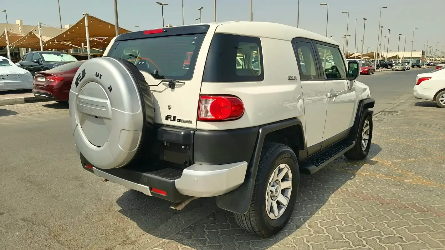 Toyota FJ Cruiser 4.0 AT (264 حصان) - 4