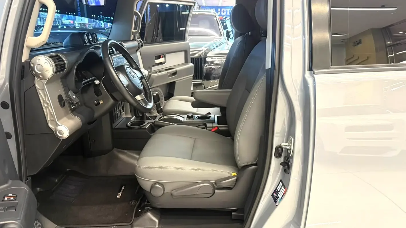 Toyota FJ Cruiser 4.0 AT (264 حصان) - 9