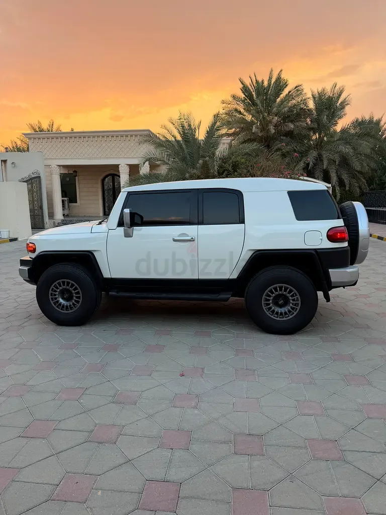 Toyota FJ Cruiser 4.0 AT (264 hp)