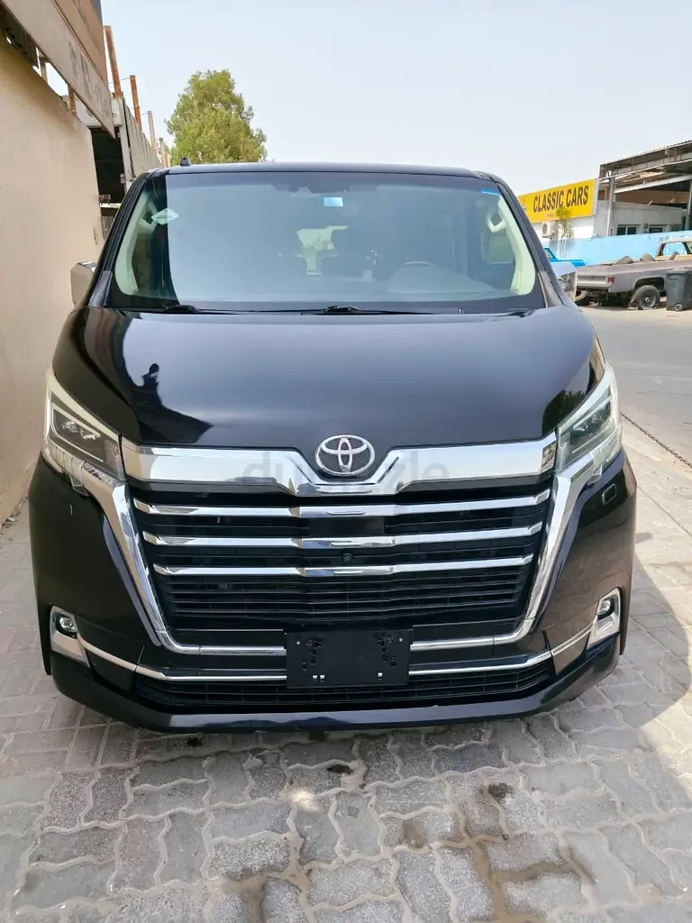 Toyota Granvia 3.5 AT (270 hp)