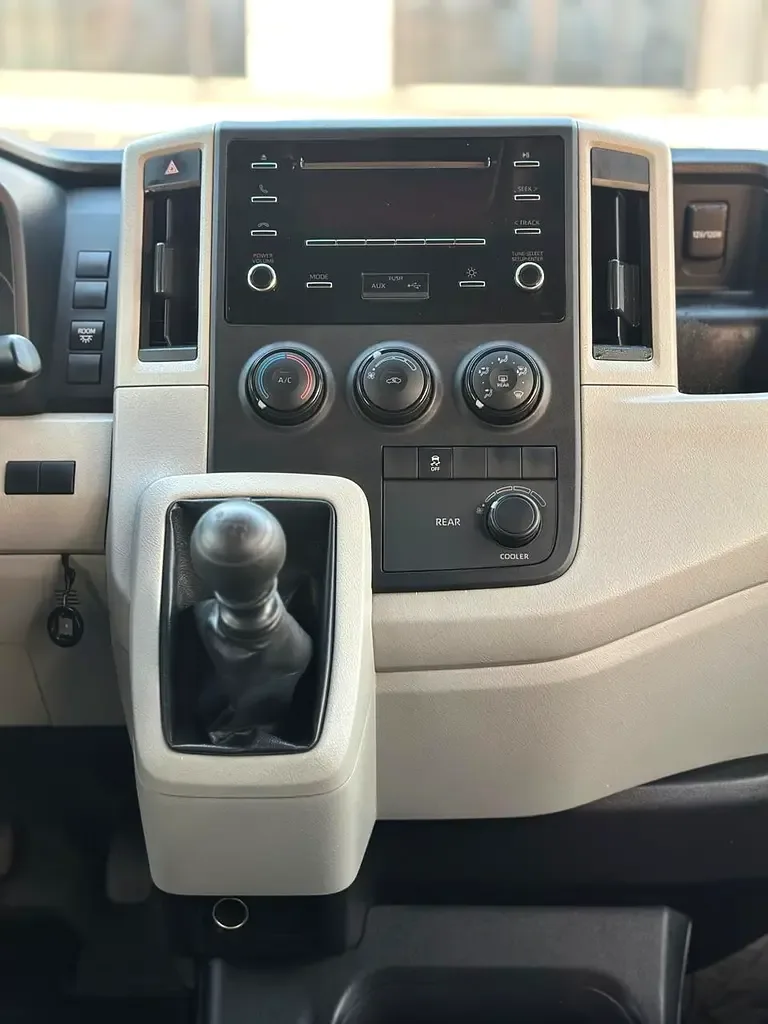 Toyota Hiace 2.7 MT (151 hp) - 10